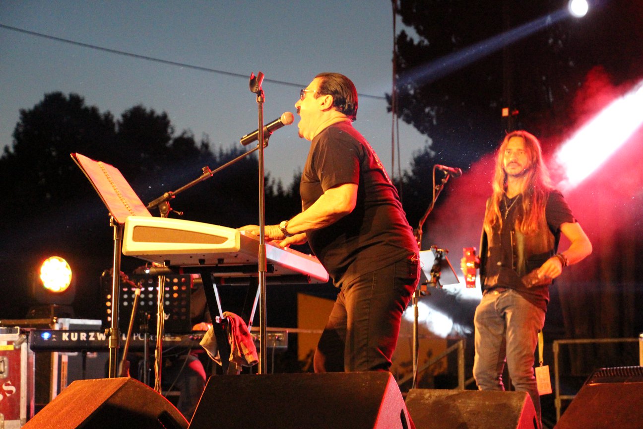 Dagarod cantando junto a Bobby Kimball (voz original de TOTO)